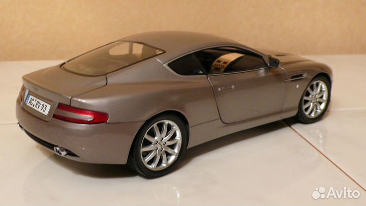 Aston martin DB9 coupe (LHD) 2004 minichamps 1\18