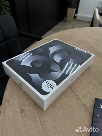 iPad Air (2022) Wi-Fi + Cellular 64GB