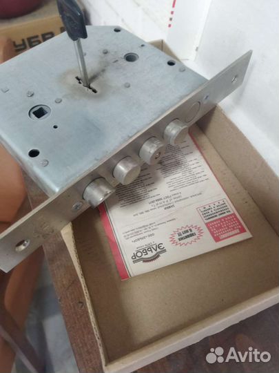 Замок дверной