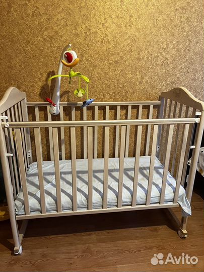 Детская кроватка с маятником