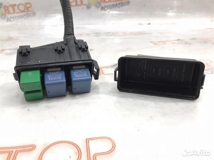 Блок предохранителей под капотом Lexus GS430 (UZS