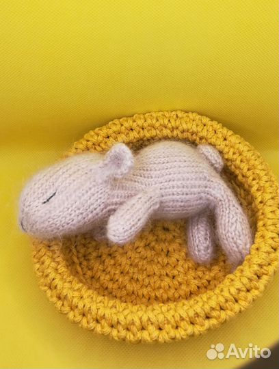 Вязаный спящий зайчонок