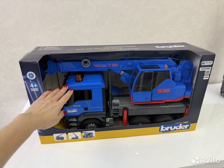 Подъемный кран игрушечный Bruder MAN синий