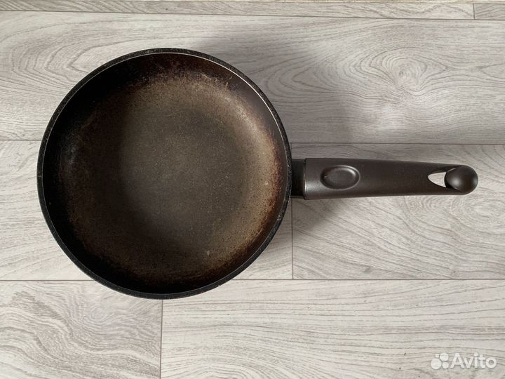 Сковороды в ассортименте