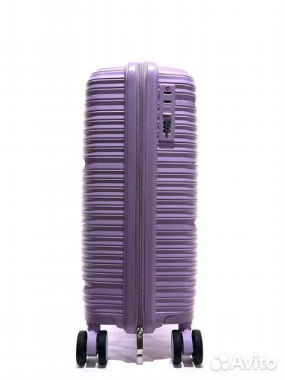 Прочный чемодан на колесах