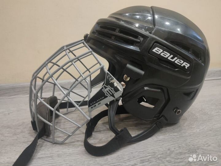 Хоккейный шлем