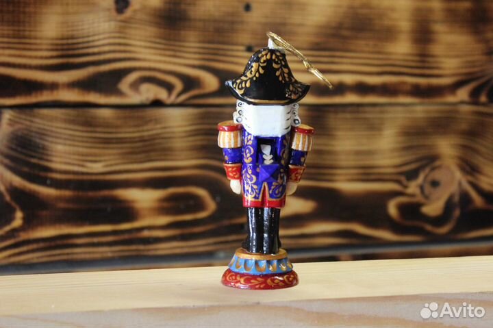 Щелкунчик расписной деревянный 18