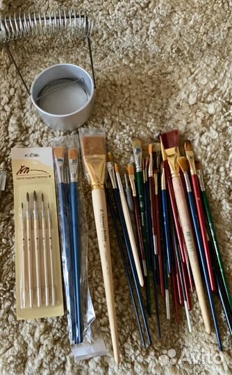 Мольберт, кисти, мастихины, холсты