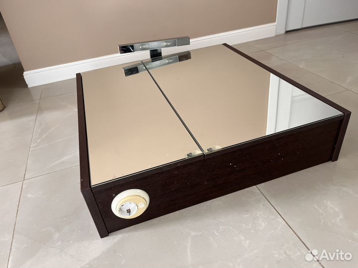 Шкаф с зеркалом в ванную комнату