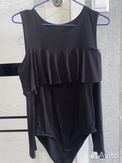 Боди с открытыми плечами