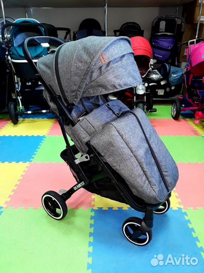 Прогулочная коляска новая