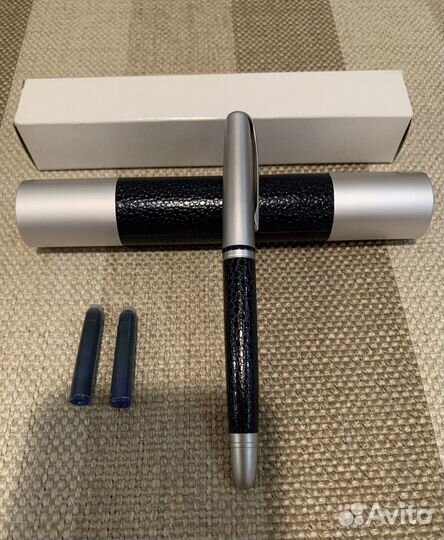 Новая перьевая ручка в подарочном футляре