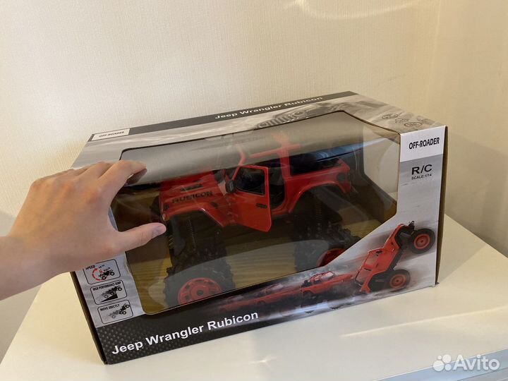 Машина Jeep на пульте управления