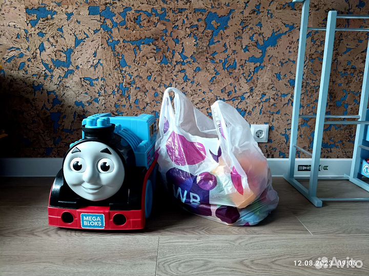 Mega bloks thomas паровоз-каталка + конструктор