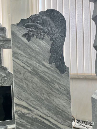 Памятники на Краснознаменной