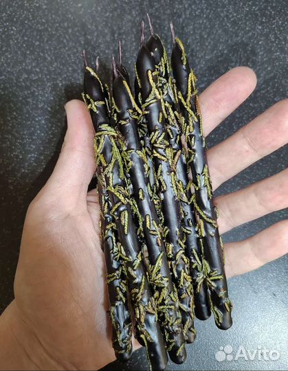 Черные свечи с можжевельником. Восковые свечи