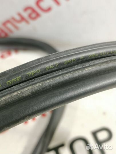 Уплотнительная резинка боковой двери передняя