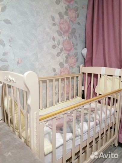 Детская кроватка с маятником