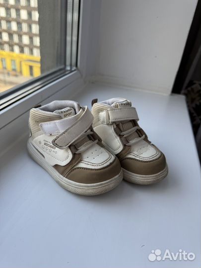 Детские кроссовки бежевые
