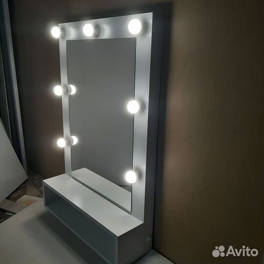 Гримерное зеркало с лампочками