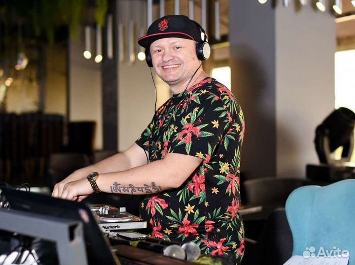 Диджей (Dj ) с аппаратурой