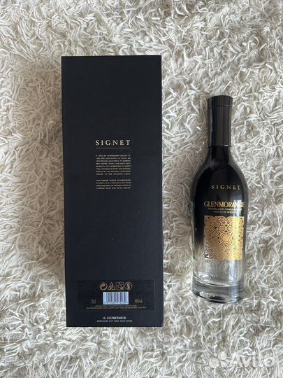 Коробка из под виски и пустая бутылка