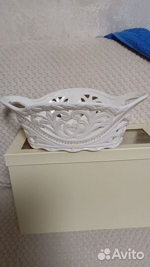 Ваза-ладья,чайная пара, тарелки,фруктовница