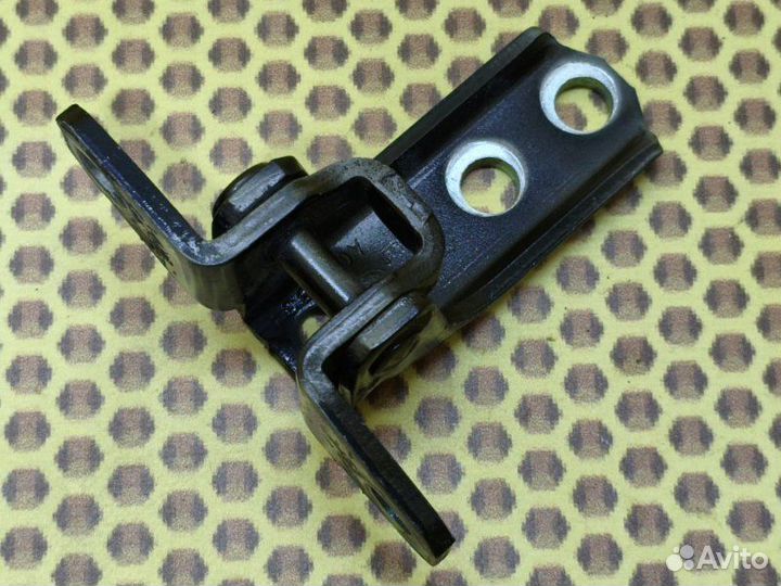 Петля двери передняя верхняя левая Mitsubishi