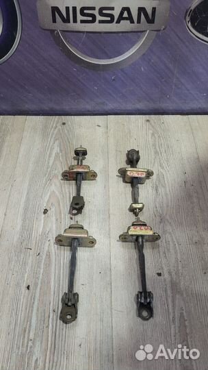 Ограничитель двери Nissan primera P12 Лев, Прав