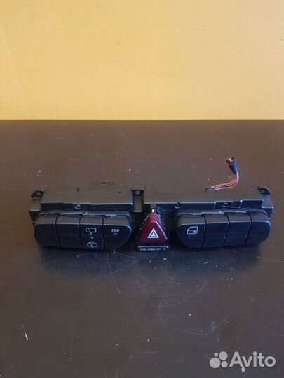 Блок кнопок центральной консоли Mercedes-Benz