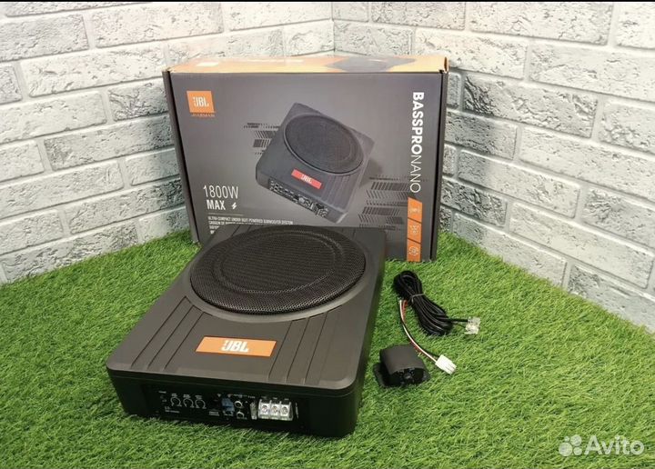 Активный сабвуфер JBL под сиденье