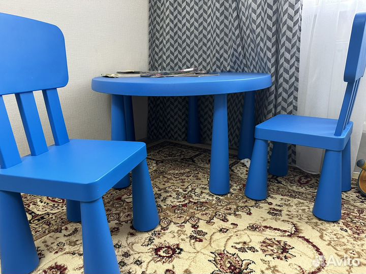 Детский стол и 2 стула