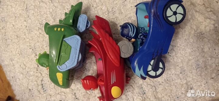 Герои в масках с транспортом