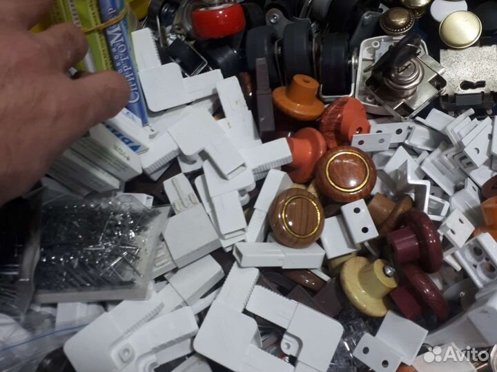 Пластиковые петли,ручки,ограничители для окон,углы