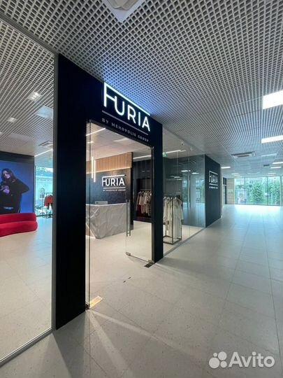 Стеклянные пеpeгоpодки в торговый центр