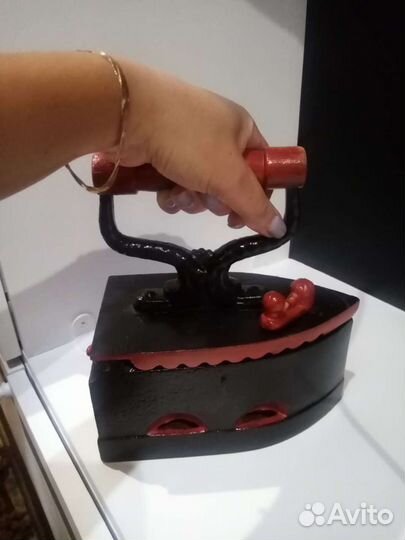 Старинный угольный утюг