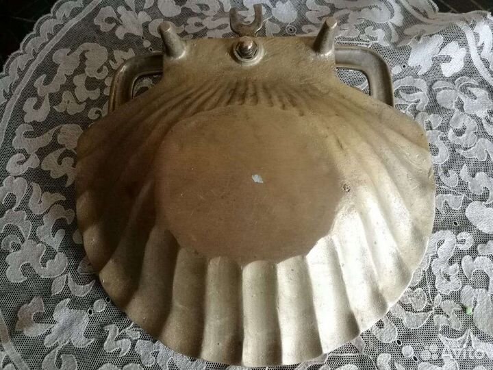 Старинная латунное блюдо под морепродукты