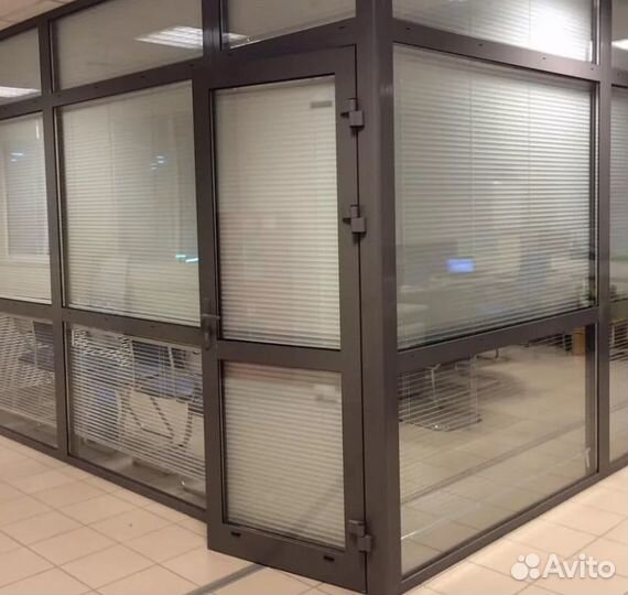 Дверь из алюминия