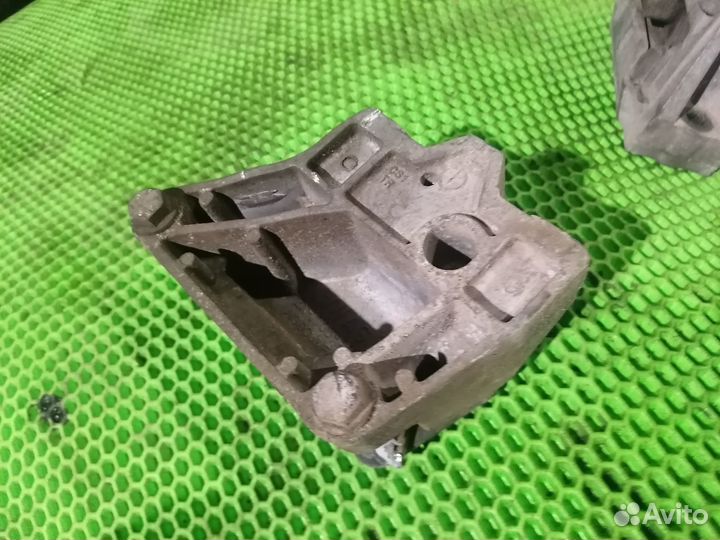 Опора двс кронштейн на Skoda Octavia (A5) 1,6л