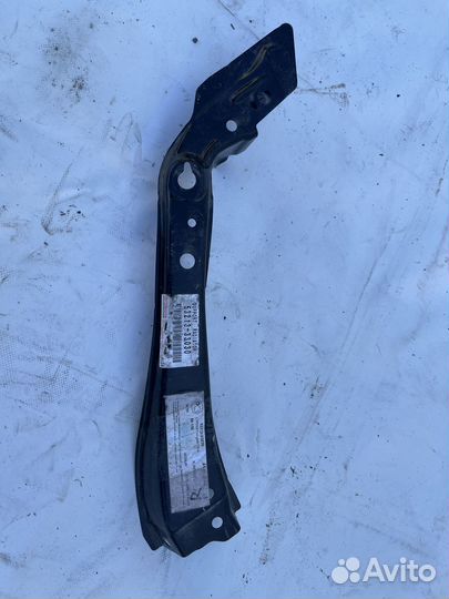 Кронштейн правой фары toyota camry