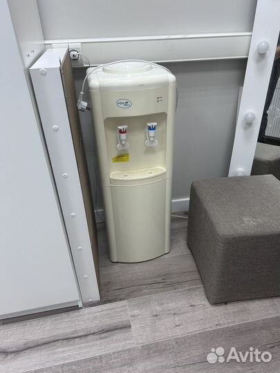 Кулер для воды напольный