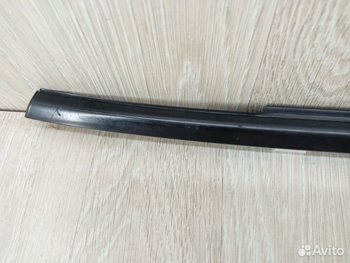 Молдинг стекла двери задний правый Hyundai Solaris