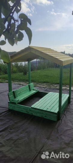 Песочница с крышкой и крышей