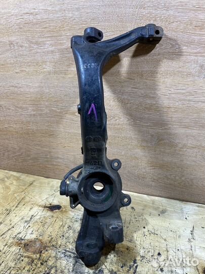 Поворотный кулак передний правый VW Passat B5