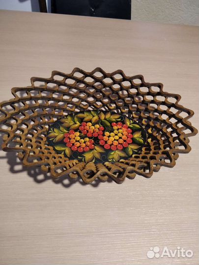 Декоративная резная тарелка с росписью