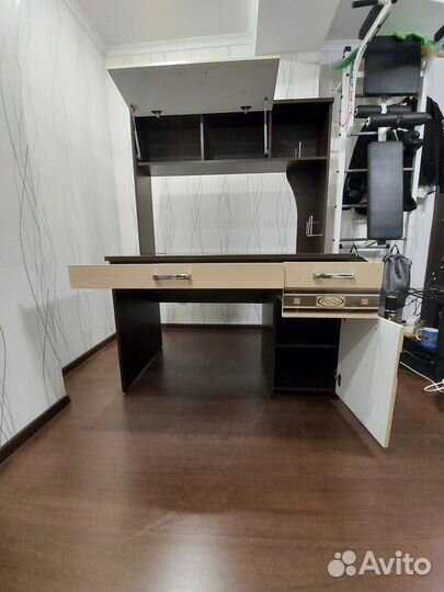 Компьютерный стол с надстройкой для школьника