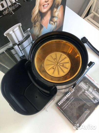 Соковыжималка Redmond RJ M909