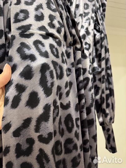 Платье леопардовое серое миди