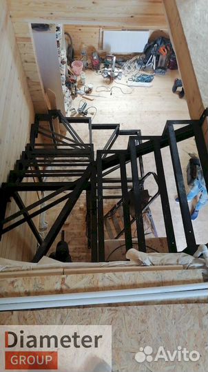 Лестница на косоурах. Обшивка, ограждения