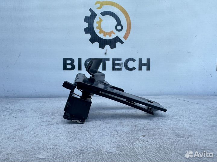 Крюк капота Mercedes W212 A2128800064